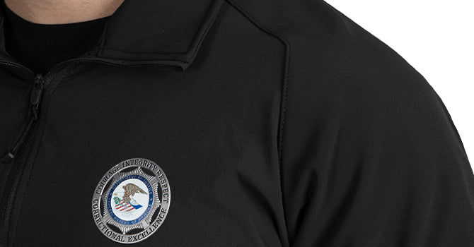 Dual layered laminated sleeves, shoulders, and collar keep you warm while the single layered thin body allows mobility and breathability