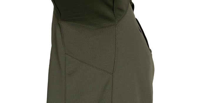 The Men’s Performance Polo has a natural, tapered fit with a full running gusset that provides a smooth, flattering tuck-in. The no roll collar and perfectly sized rib knit cuffs won’t lose their shape over time, ensuring a professional look for life.