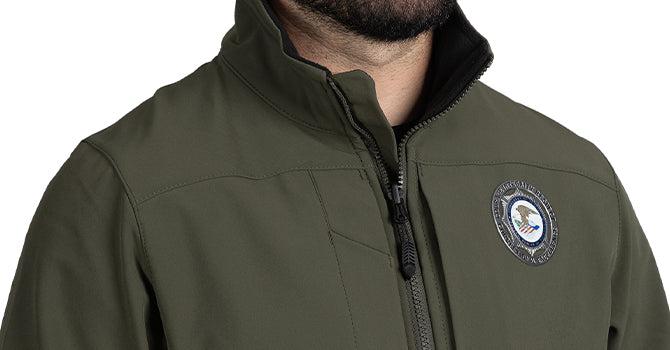 Flexible, 4-way stretch outer shell is water and wind resistant, giving you maximum durability and light weather protection.