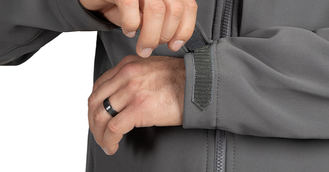 Keep the warm air in and cold air out with the adjustable hook and loop cuff closures.