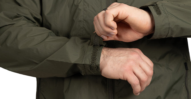 Keep the warm air in and cold air out with the adjustable hook and loop cuff closures.