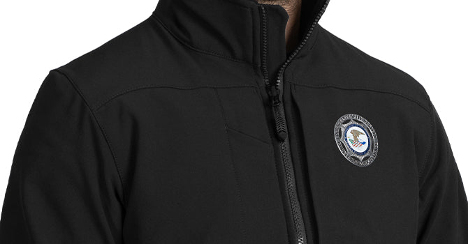 An additional layer of protection and comfort with water and wind resistant exterior and warm, soft brushed fleece interior. Perfect for solo wear in light conditions or zipped into the shell for double security.