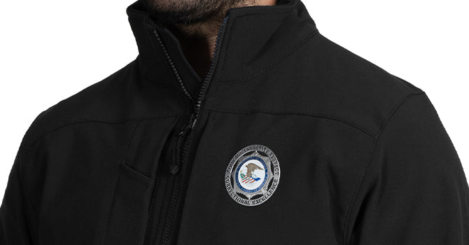 An additional layer of protection and comfort with water and wind resistant exterior and warm, soft brushed fleece interior. Perfect for solo wear in light conditions or zipped into the shell for double security.