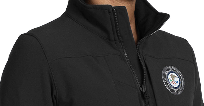 An additional layer of protection and comfort with water and wind resistant exterior and warm, soft brushed fleece interior. Perfect for solo wear in light conditions or zipped into the shell for double security.