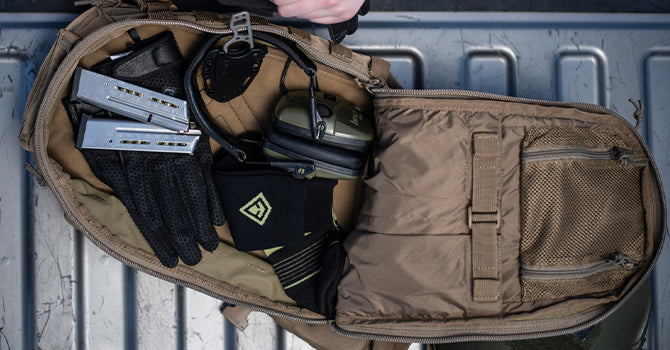 The main compartment opens to a single mesh pocket and 2 interior drop pockets with hook/loop cinch. On the back, a hook/loop organization platform allows for ultimate customization.